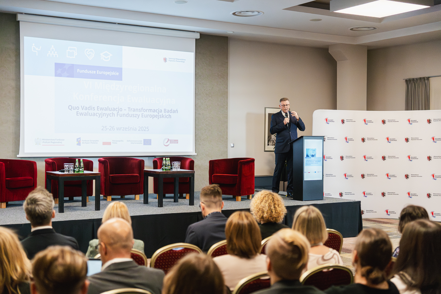 Uczestnicy konferencji - przemawia Wicemarszałek Ostrowski