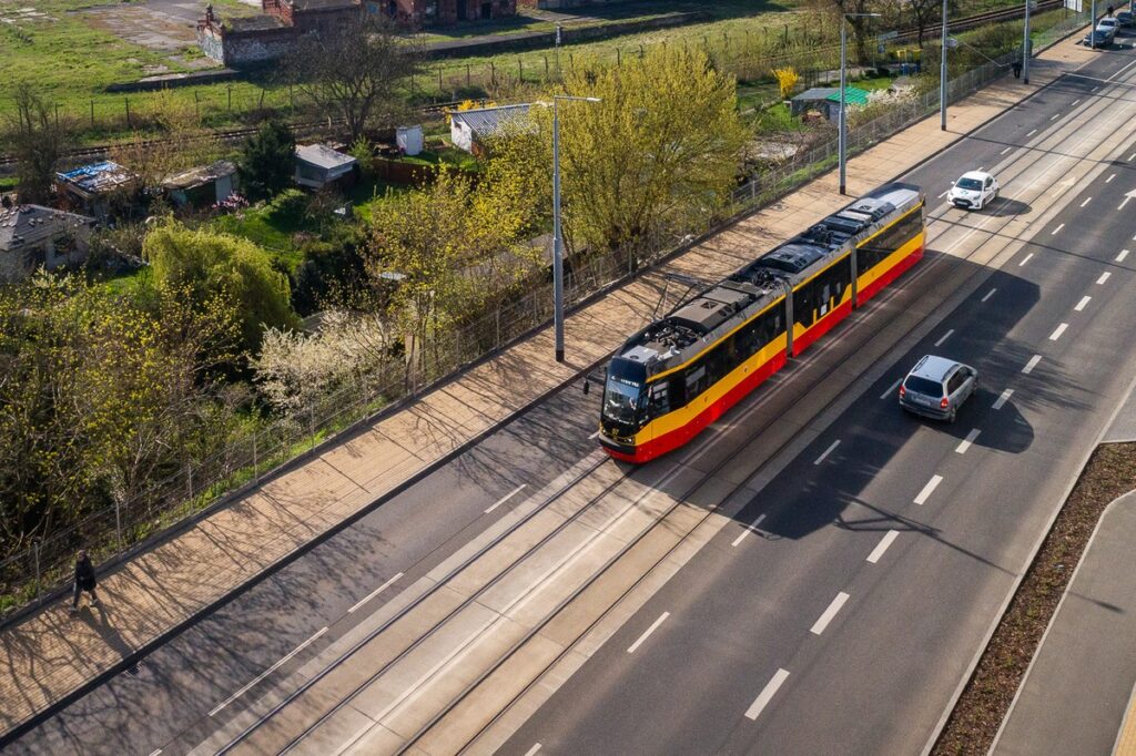 Tramwaj jadący p[o szynach widok lotu ptaka