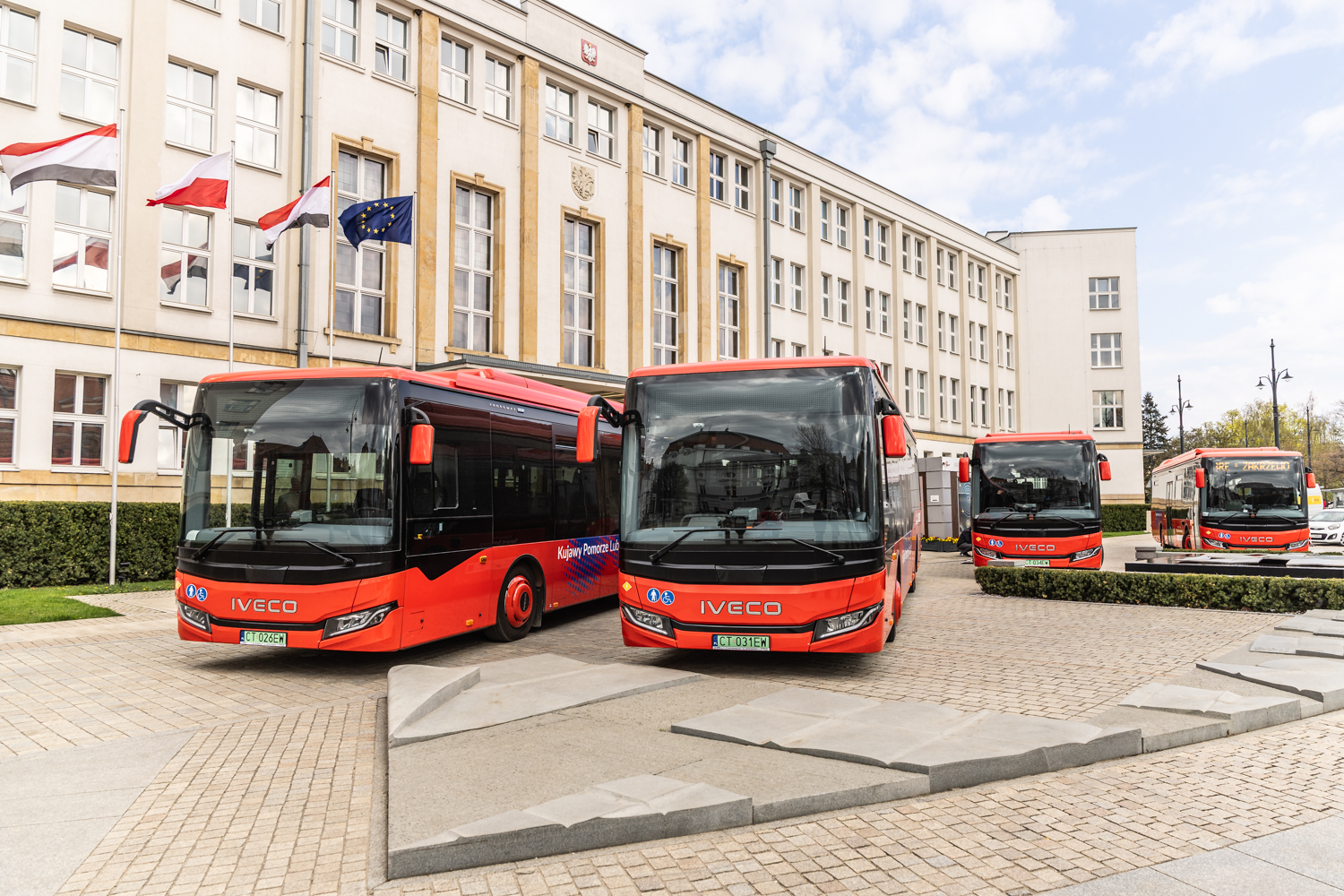 Autobusy przed budykiem urzędu