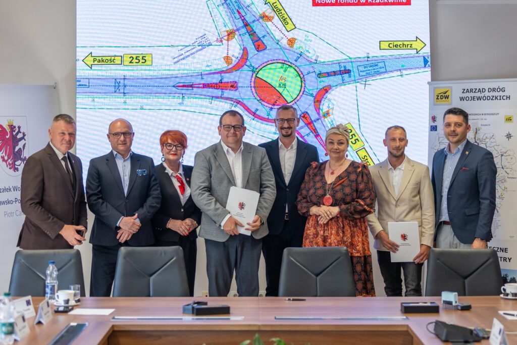 Uroczystość podpisania umowy na budowę ronda w Rzadkwinie